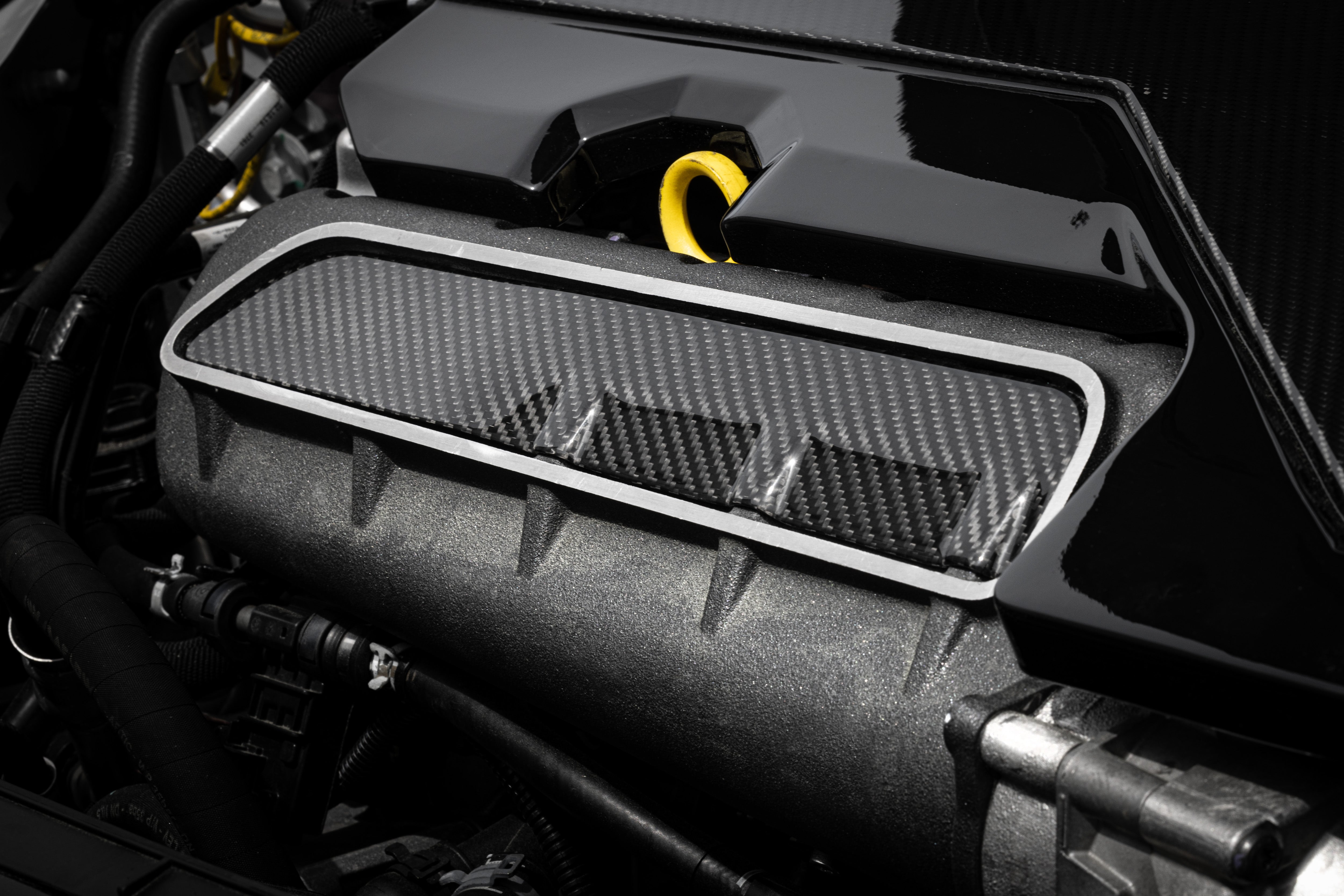 APR Intake Manifold Cover Plate - 2.5T - Carbon fibre - Image 3656